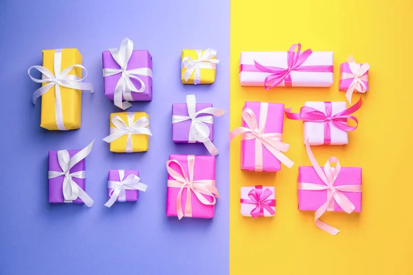 Viele Geburtstagsgeschenke Auf Farbigem Hintergrund — Stockfoto