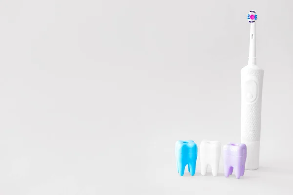 Elektrický Zubní Kartáček Plastové Zuby Světlém Pozadí — Stock fotografie
