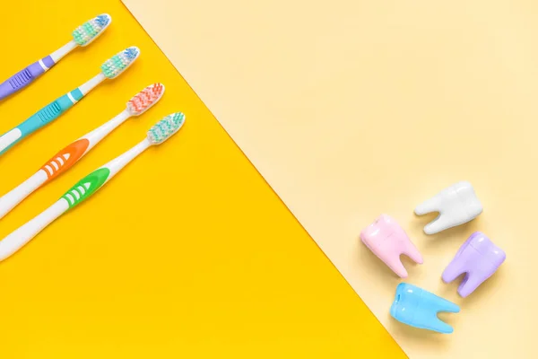 Zahnbürsten Und Kunststoffzähne Auf Farbigem Hintergrund — Stockfoto