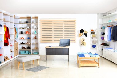 Modern mağazada şık kıyafetler ve aksesuarlar.