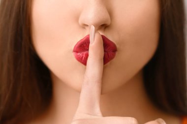 Duygusallık gösteren genç bir kadın. Sessiz bir jest, yakın plan.