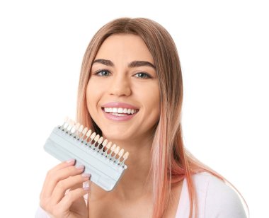 Güzel genç kadın dişleri olan renk beyaz arka plan üzerinde örnekleri