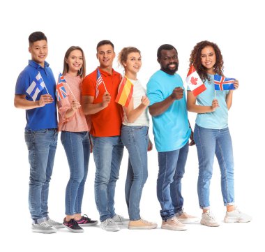 Beyaz arka planda dil okulunun genç öğrencileri