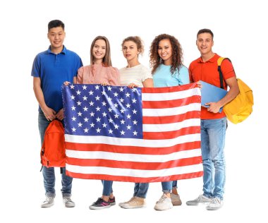 Beyaz arka planda Usa bayrağı olan dil okulunun genç öğrencileri