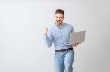 Dizüstü bilgisayarı olan mutlu bir adam