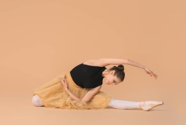 Renkli arka planda güzel genç balerin.