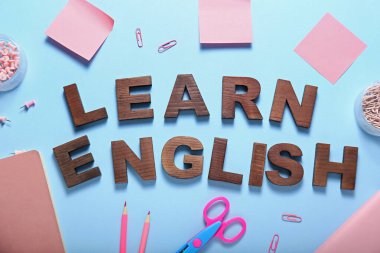 Renk arkaplanı üzerinde kırtasiye ve metin LeARN ENGLISH bileşimi
