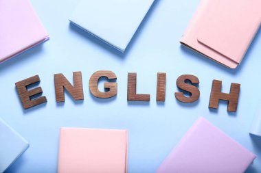 Renk arkaplanı üzerinde kırtasiye ve metin ENGLISH bileşimi