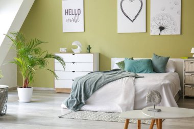 Güzel, modern bir yatak odası.