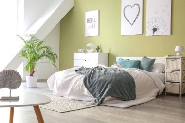 Güzel, modern bir yatak odası.