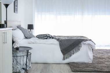 Güzel, modern bir yatak odası.