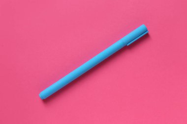 Renk arkaplanındaki keçeli kalem