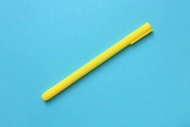 Renk arkaplanındaki keçeli kalem