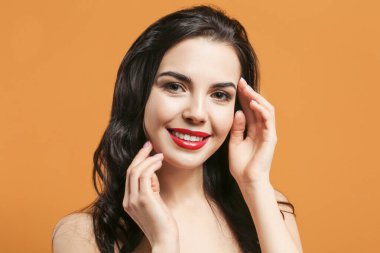 Renkli makyajlı genç bir kadın.