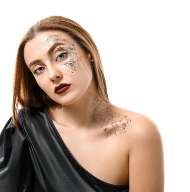 Beyaz arka planda parıltıları olan şık bir genç kadın.