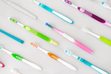 Açık arkaplanda çok sayıda diş fırçası