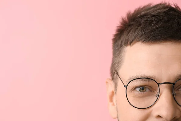 Renkli Arka Planda Gözlüklü Yakışıklı Adam Yakın Plan — Stok fotoğraf