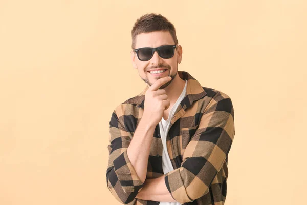 Hombre Guapo Con Gafas Sol Sobre Fondo Color —  Fotos de Stock