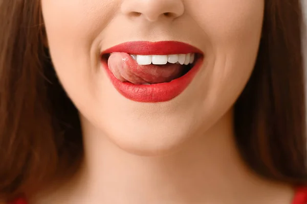 Hermosa Joven Con Labios Brillantes Primer Plano —  Fotos de Stock