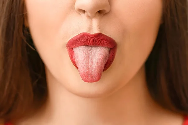 Dilini Gösteren Duygusal Genç Kadın Yakın Plan — Stok fotoğraf