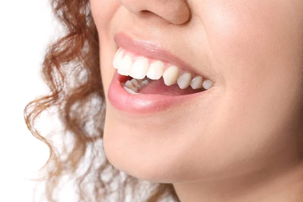 Mulher Feliz Com Dentes Saudáveis Fundo Branco Close — Fotografia de Stock