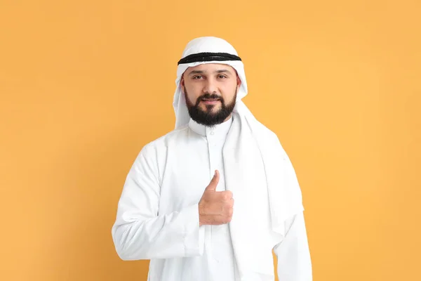 Schöner Arabischer Mann Zeigt Daumen Nach Oben Auf Farbigem Hintergrund — Stockfoto