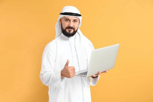 Arabische Zakenman Met Laptop Kleur Achtergrond — Stockfoto