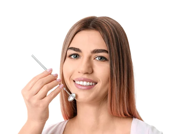 Hermosa Mujer Joven Con Espejo Dental Sobre Fondo Blanco — Foto de Stock