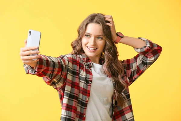 Mujer Joven Tomando Selfie Sobre Fondo Color — Foto de Stock
