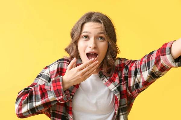 Surpreendido Jovem Mulher Tomando Selfie Fundo Cor — Fotografia de Stock