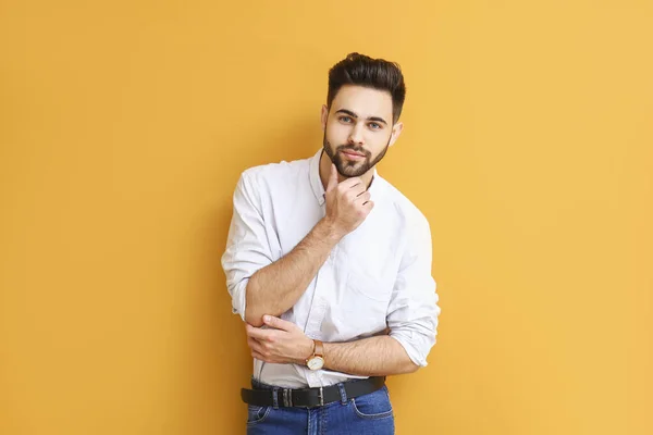 Hombre Joven Guapo Sobre Fondo Color —  Fotos de Stock