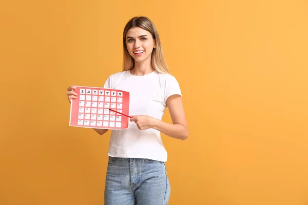 Jovem Com Calendário Menstrual Sobre Fundo Cor — Fotografia de Stock