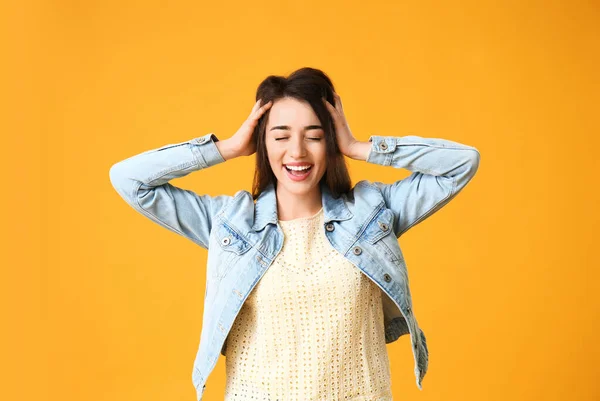 Elegante Giovane Donna Sfondo Colore — Foto Stock