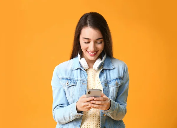 Stijlvolle Jonge Vrouw Met Mobiele Telefoon Kleur Achtergrond — Stockfoto