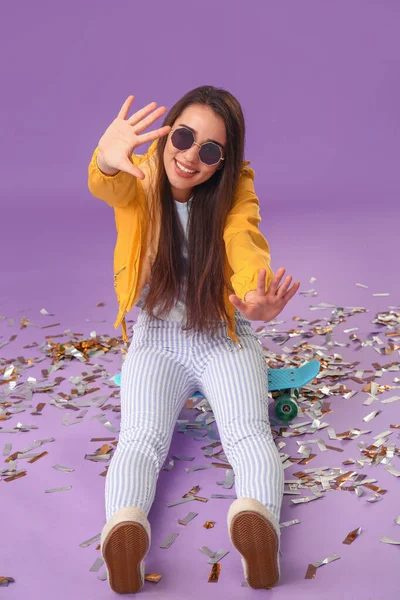 Jovem Elegante Com Skate Sobre Fundo Cor — Fotografia de Stock