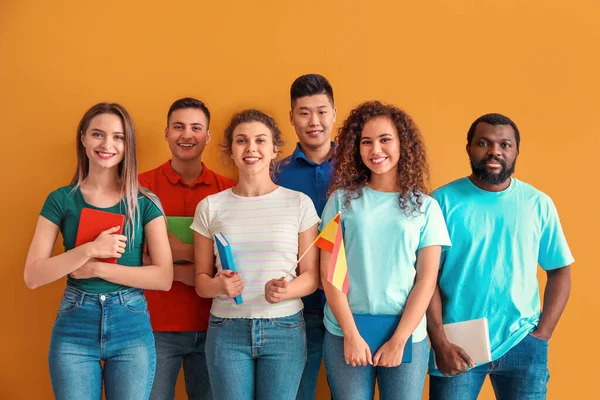 Jovens Estudantes Escola Idiomas Fundo Cor — Fotografia de Stock