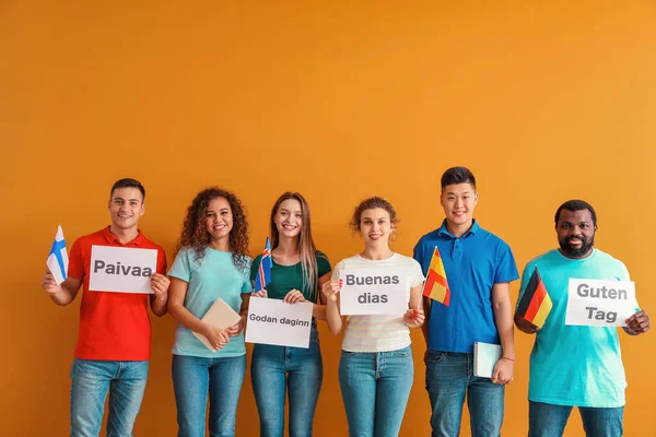Jóvenes Estudiantes Escuela Idiomas Sobre Fondo Color —  Fotos de Stock