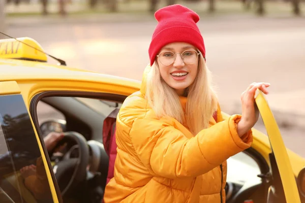 Giovane Donna Ottenere Taxi Sulla Strada Della Città — Foto Stock