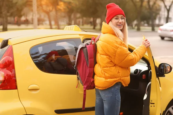 Young Woman Getting Taxi City Street — Stock Photo, Image