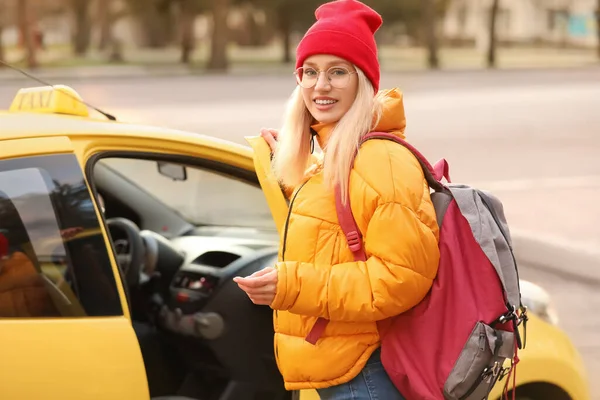 Молода Жінка Сідає Таксі Міській Вулиці — стокове фото