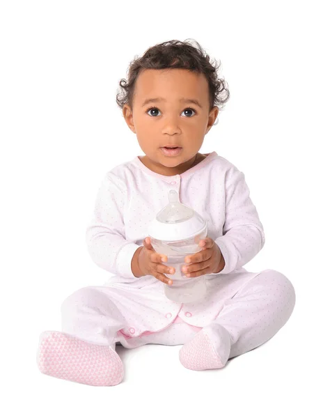 Bébé Afro Américain Mignon Avec Bouteille Sur Fond Blanc — Photo