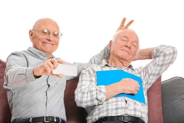 Homem Idoso Tirando Foto Com Seu Amigo Dormindo Fundo Branco — Fotografia de Stock