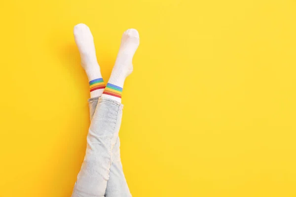 Las Piernas Mujer Joven Calcetines Vaqueros Sobre Fondo Color — Foto de Stock