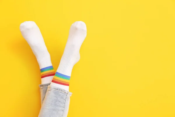 Las Piernas Mujer Joven Calcetines Vaqueros Sobre Fondo Color — Foto de Stock