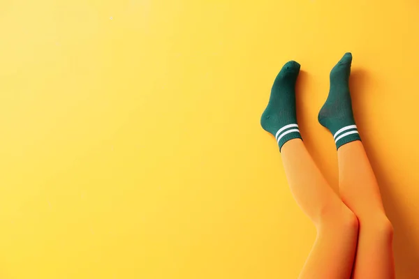 Benen Van Jonge Vrouw Sokken Panty Kleur Achtergrond — Stockfoto
