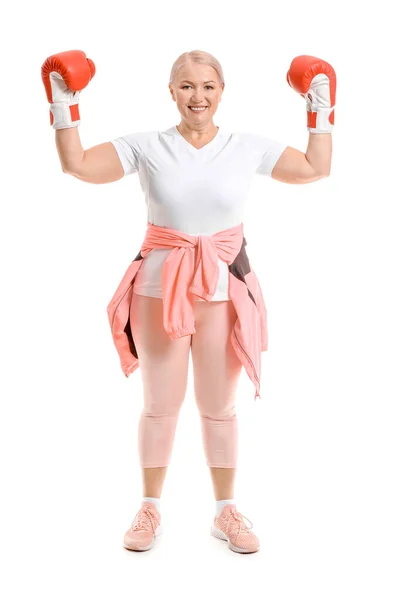 スポーティ成熟した女性ボクサー上の白い背景 — ストック写真