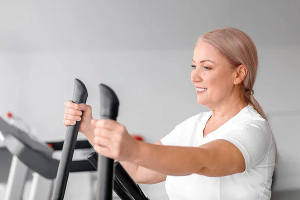 Sporty Mature Woman Training Gym — Stock Photo, Image