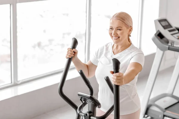 Sportig Mogen Kvinna Utbildning Gym — Stockfoto