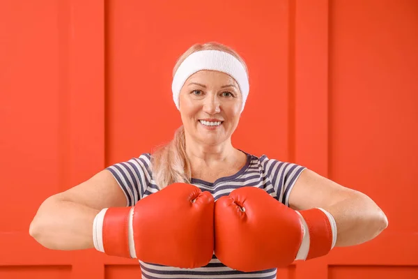 Deportiva Mujer Madura Guantes Boxeo Sobre Fondo Color — Foto de Stock