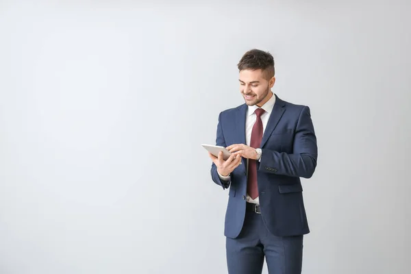 Hombre Negocios Guapo Con Tablet Sobre Fondo Claro — Foto de Stock